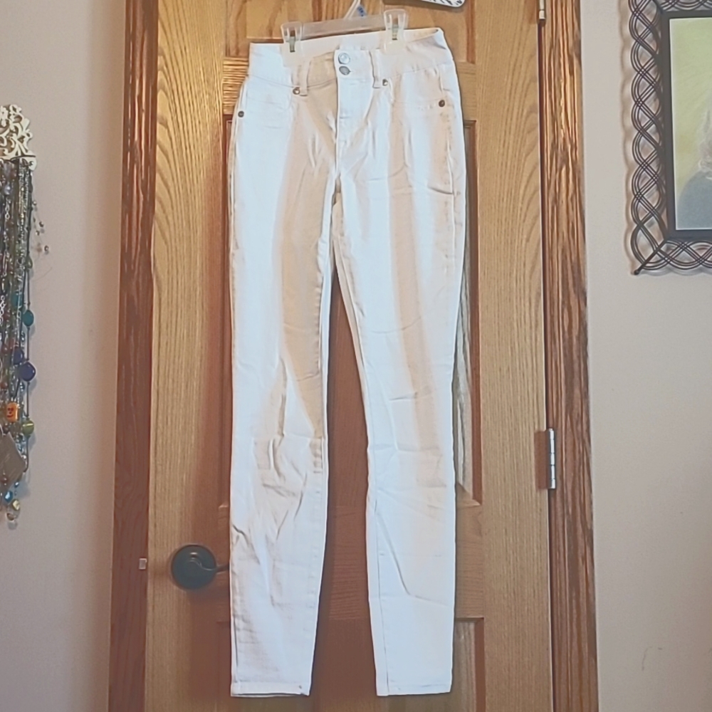 Like New! Maurices bright white Jegging